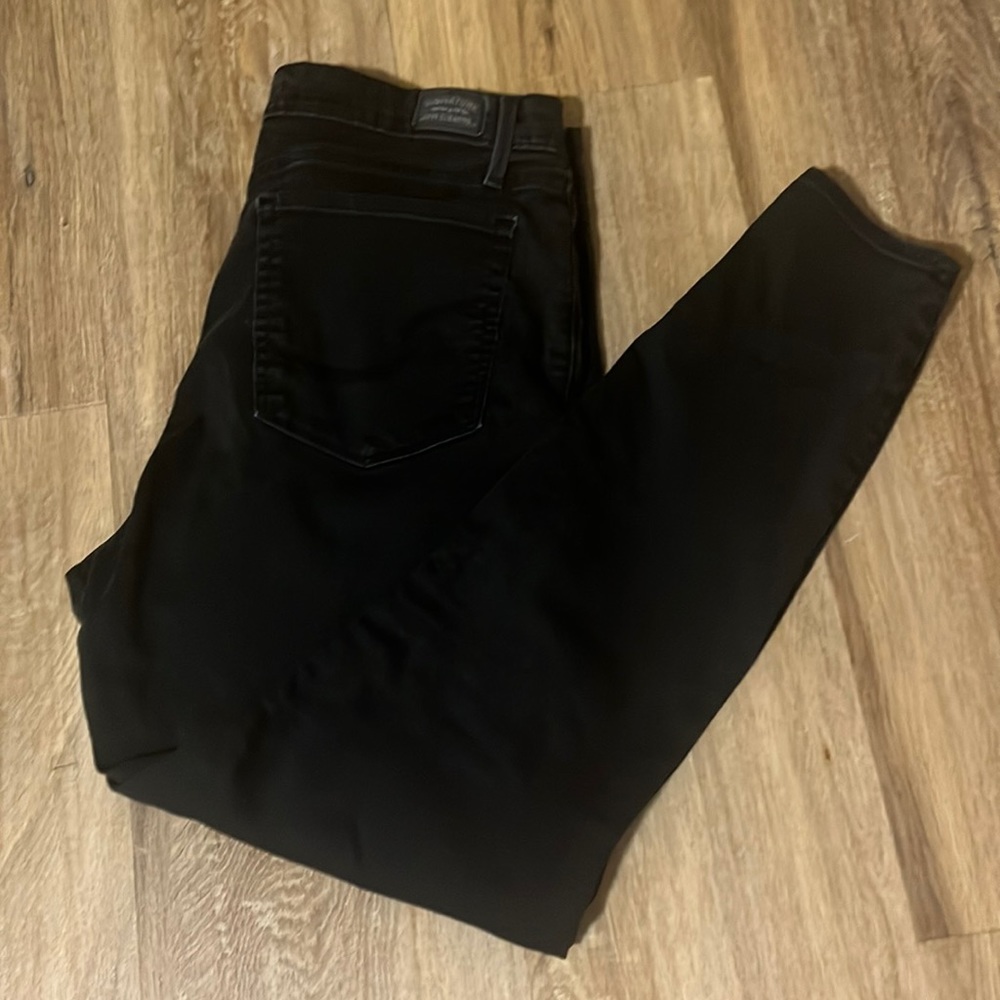 🔵Mid-rise skinny Signature Levi women’s jeans. W32 L30